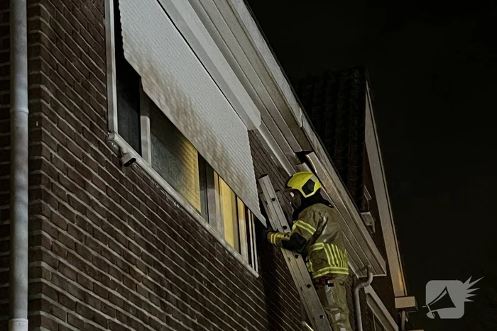 Rolluik waait uit rails door harde wind