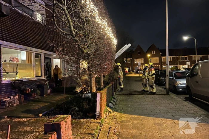 Rolluik waait uit rails door harde wind