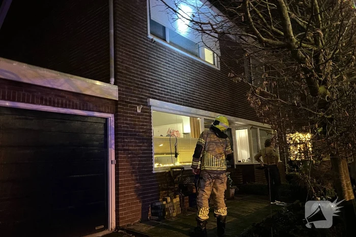 Rolluik waait uit rails door harde wind