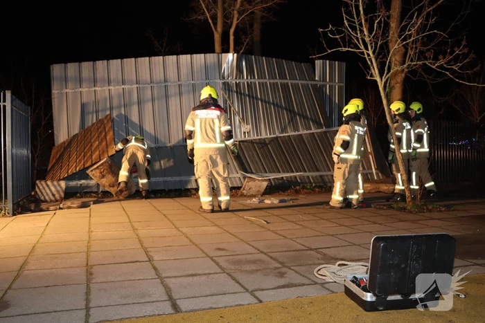 Brandweer heeft flinke klus aan omgewaaid fietsenhok