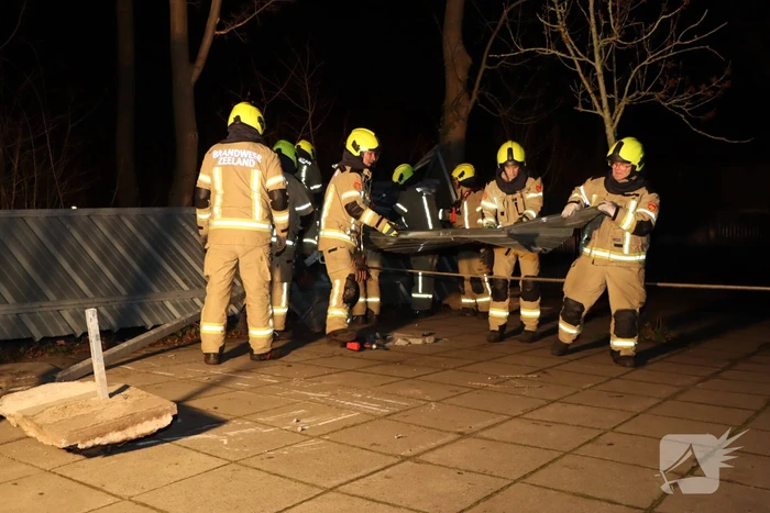 Brandweer heeft flinke klus aan omgewaaid fietsenhok