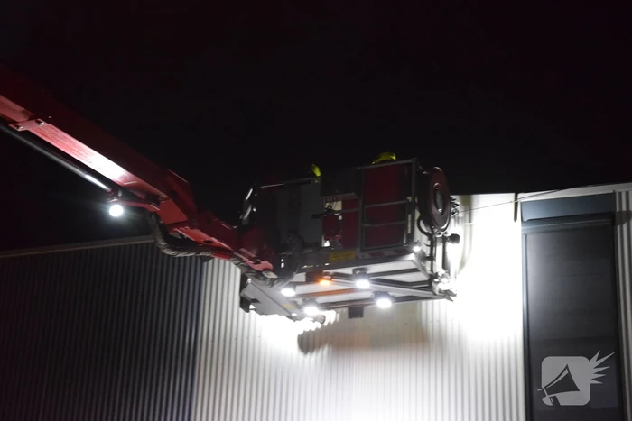 Brandweer zet hoogwerker in voor loshangende gevelplaat