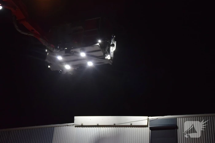 Brandweer zet hoogwerker in voor loshangende gevelplaat
