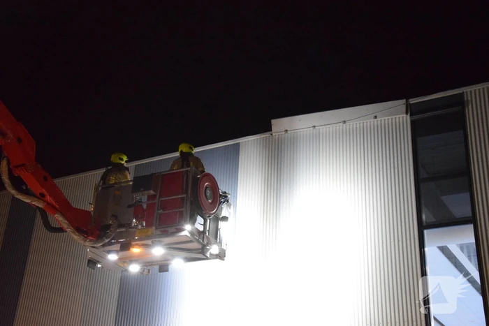Brandweer zet hoogwerker in voor loshangende gevelplaat
