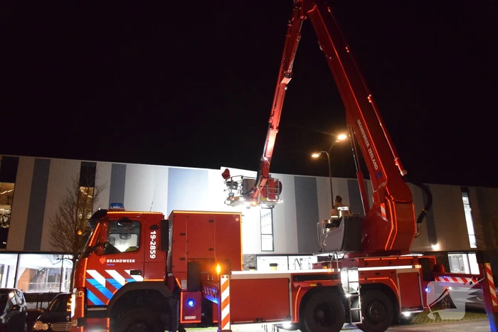 Brandweer zet hoogwerker in voor loshangende gevelplaat