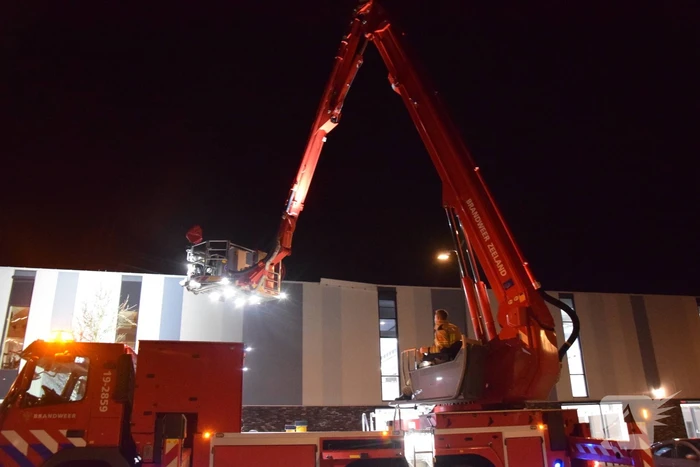 Brandweer zet hoogwerker in voor loshangende gevelplaat