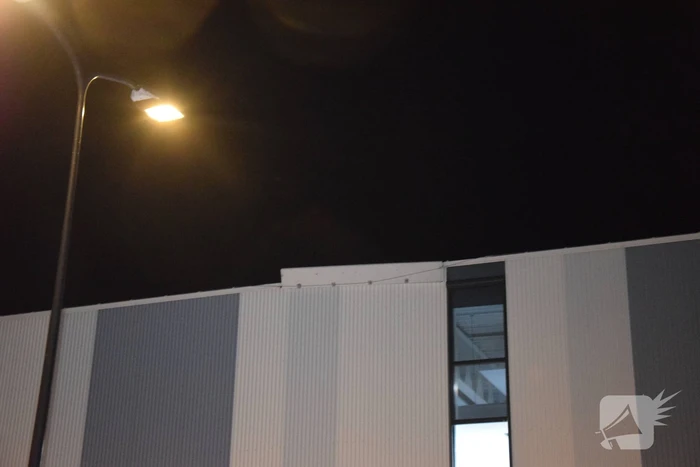 Brandweer zet hoogwerker in voor loshangende gevelplaat