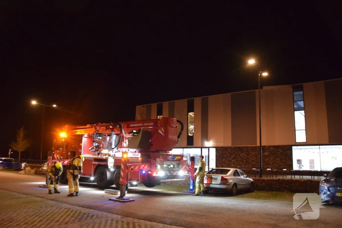 Brandweer zet hoogwerker in voor loshangende gevelplaat