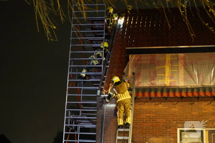 Dakpannen waaien van woning