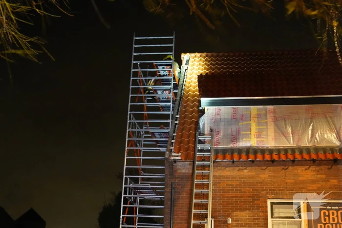 Dakpannen waaien van woning