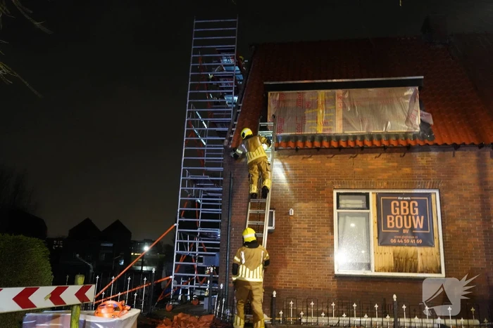 Dakpannen waaien van woning