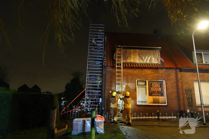 Dakpannen waaien van woning