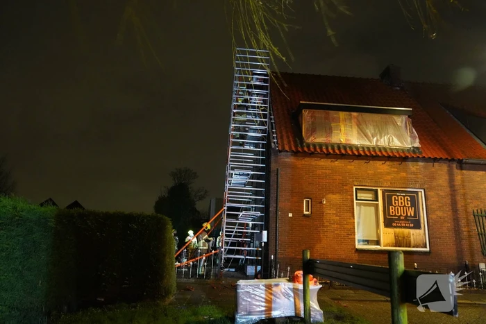 Dakpannen waaien van woning