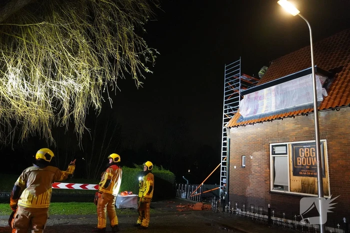 Dakpannen waaien van woning