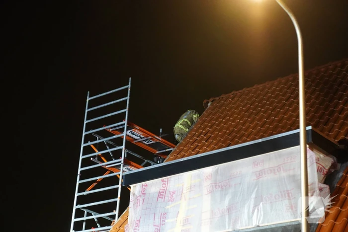 Dakpannen waaien van woning