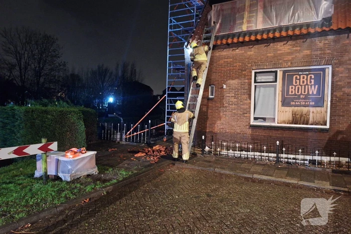 Dakpannen waaien van woning