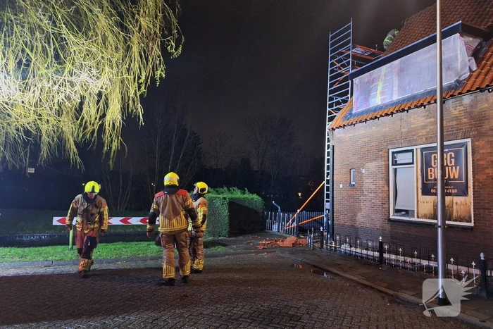 Dakpannen waaien van woning