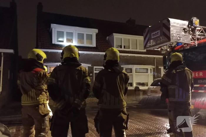 Brandweer ingezet voor losliggende dakpannen