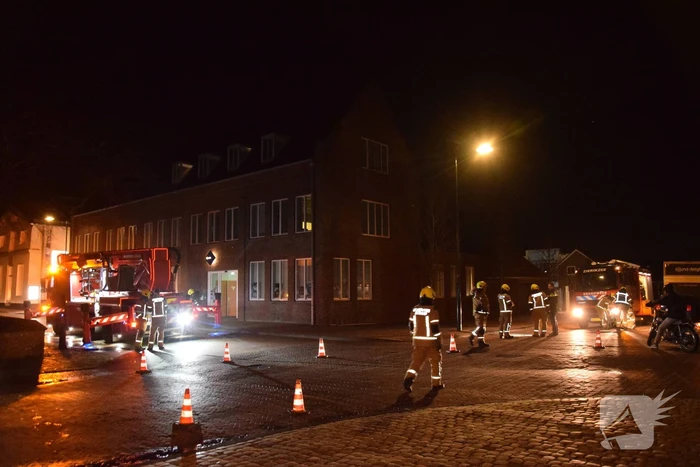 Dakpannen waaien van politiebureau af
