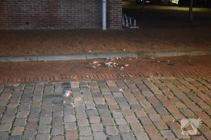 Dakpannen waaien van politiebureau af