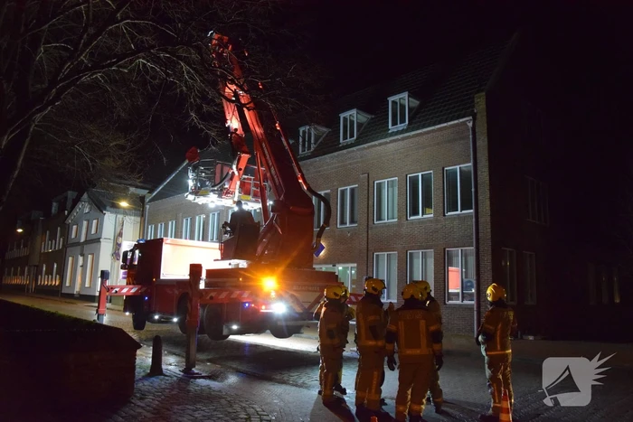 Dakpannen waaien van politiebureau af