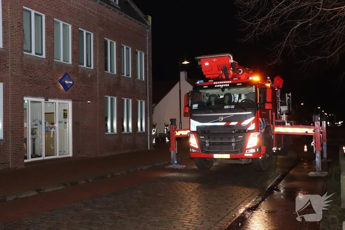 Dakpannen waaien van politiebureau af