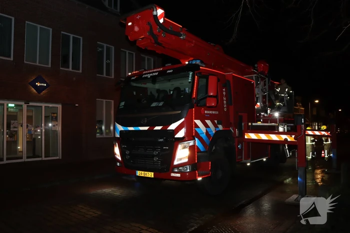 Dakpannen waaien van politiebureau af