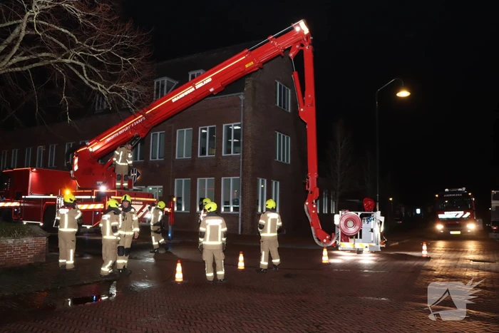 Dakpannen waaien van politiebureau af