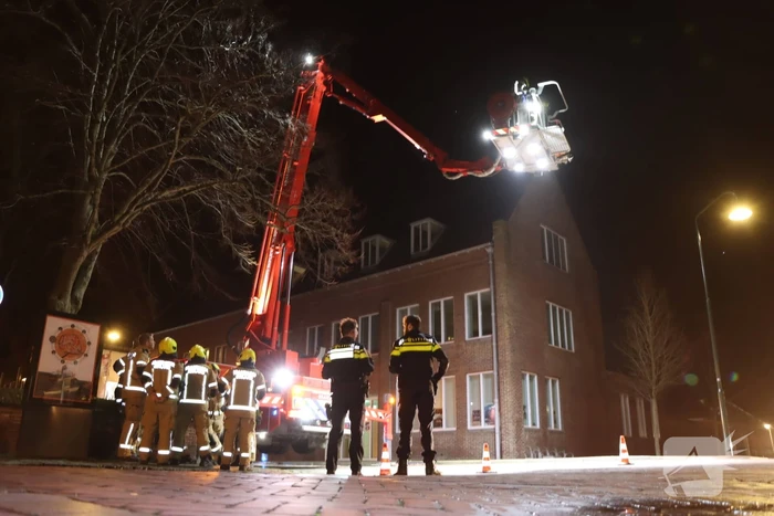 Dakpannen waaien van politiebureau af