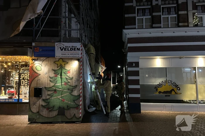 Reclamezeilen aan steiger waaien los