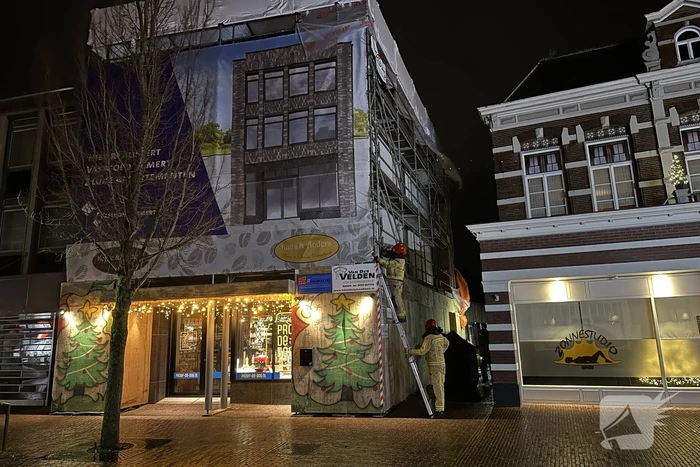 Reclamezeilen aan steiger waaien los