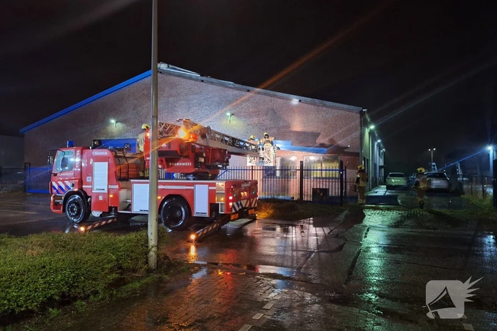 Dakrand van autobedrijf slaat om door harde wind