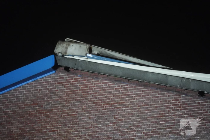 Dakrand van autobedrijf slaat om door harde wind
