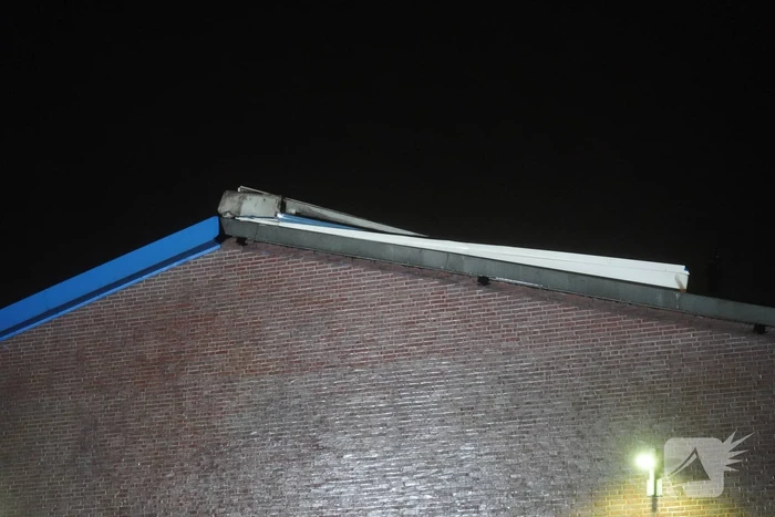 Dakrand van autobedrijf slaat om door harde wind