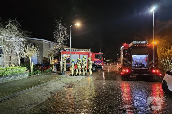 Grote boom waait om en belandt tegen woning