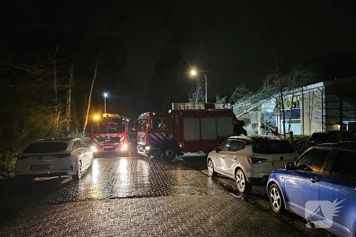Grote boom waait om en belandt tegen woning