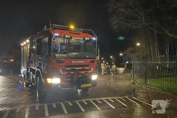 Omgevallen boom valt op hekwerk en blokkeert weg