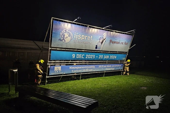 Reclamebord dreigt om te vallen