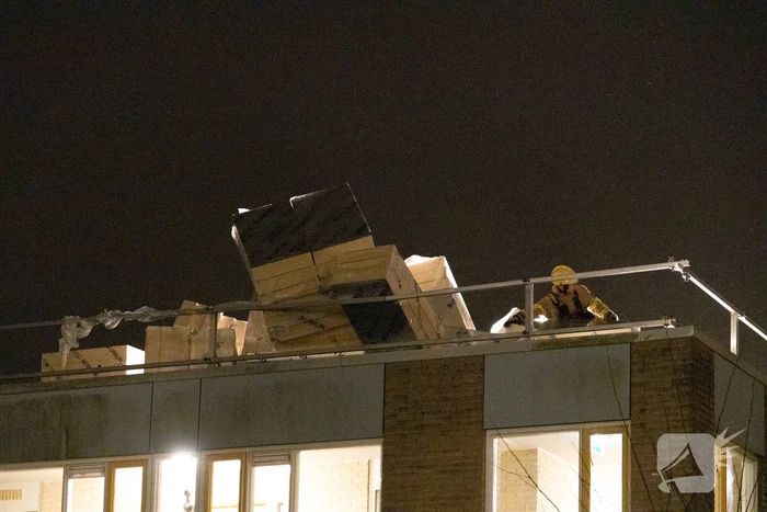 Bouwmateriaal dreigt van flat te waaien