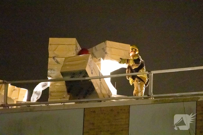 Bouwmateriaal dreigt van flat te waaien