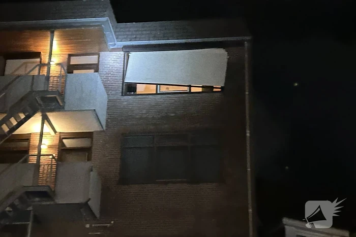Rolluik dreigt van woning te waaien