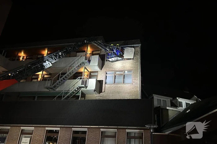 Rolluik dreigt van woning te waaien