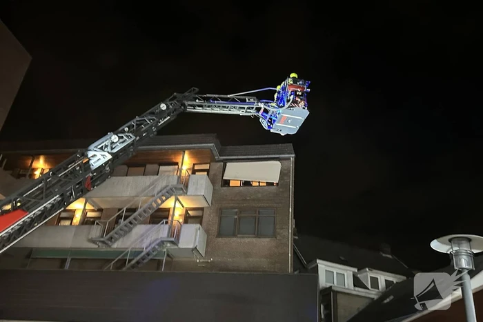 Rolluik dreigt van woning te waaien