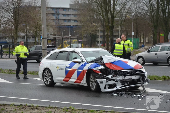 Politievoertuig betrokken bij ongeval tijdens achtervolging
