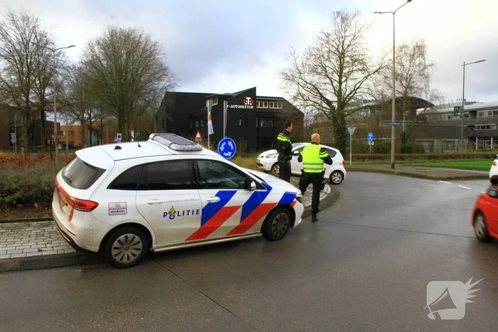 Automobilist belandt op rotonde
