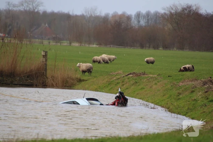 Brandweer ingezet voor te water geraakte auto