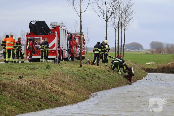 Brandweer ingezet voor te water geraakte auto