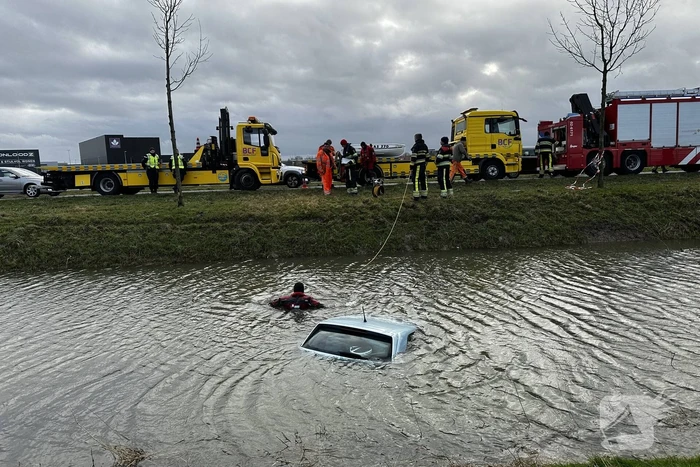 Brandweer ingezet voor te water geraakte auto