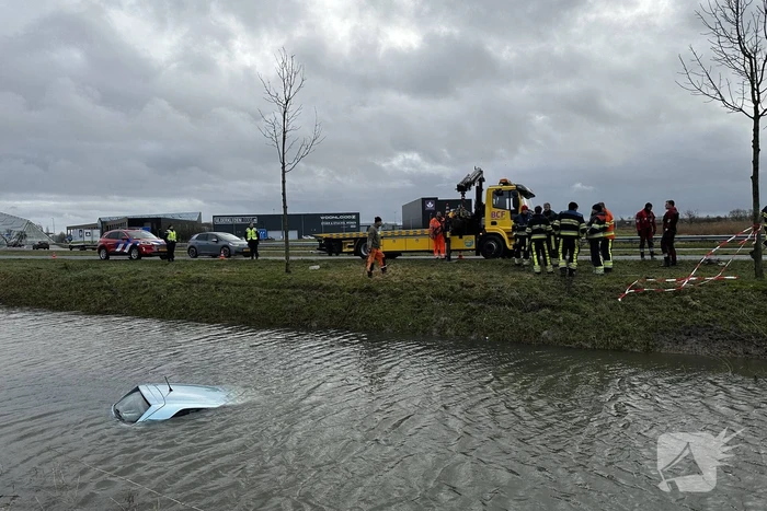 Brandweer ingezet voor te water geraakte auto