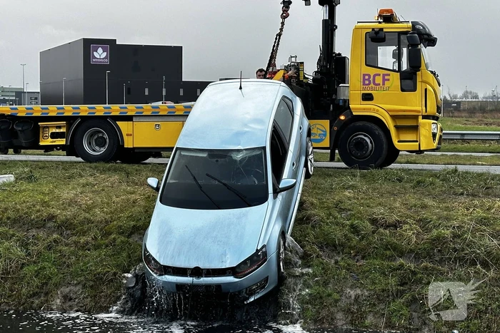 Brandweer ingezet voor te water geraakte auto